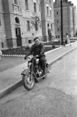 Románia,Erdély, Kolozsvár, Kövespad utca (strada Aurel Suciu). Jawa 350 sport motorkerékpár., 1957, Szent-tamási Mihály, portré, csehszlovák gyártmány, motorkerékpár, utcakép, férfi, Jawa-márka, Jawa 350, Fortepan #14386