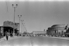 Lengyelország, Varsó, ulica Emilii Plater az ulica Świętokrzyska felé nézve, jobbra a Kultúra és Tudomány Palotájának Kongresszusi terme., 1960, Chuckyeager tumblr, utcakép, utcai lámpa, Fortepan #143872