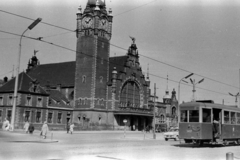 Lengyelország, Gdańsk, Főpályaudvar (Gdansk Glówny)., 1960, Chuckyeager tumblr, villamos, pályaudvar, toronyóra, eklektikus építészet, Alexander Rundel-terv, Paul Thomer-terv, Georg Cuny-terv, Fortepan #143876