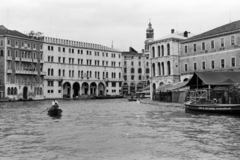 Olaszország, Velence, Canal Grande a Palazzo dei Camerlenghi előtti kanyarnál a Rialto híd irányába nézve. Háttérben a San Bartolomeo templom tornya., 1975, Chuckyeager tumblr, Fortepan #143882