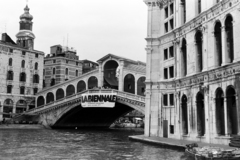 Olaszország, Velence, Canal Grande a Palazzo dei Camerlenghi előtt. Szemben a Rialto híd, balra a San Bartolomeo templom tornya., 1975, Chuckyeager tumblr, Fortepan #143883