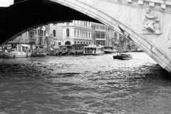 Olaszország, Velence, Canal Grande a Rialto hídnál., 1975, Chuckyeager tumblr, Fortepan #143884