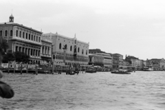 Olaszország, Velence, Canal Grande a Szent Márk térnél. Balra a gránitoszlopon Velence jelképe, a szárnyas oroszlán, mögötte a Dózse-palota., 1975, Chuckyeager tumblr, Fortepan #143886