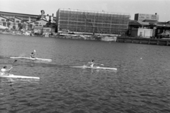 Magyarország, Budapest XIII., Újpesti-öböl a Népsziget felől nézve, a KSI (Központi Sportiskola) korosztályos kajak-kenu versenye. Túlparton a Magyar Hajó- és Darugyár Angyalföldi Gyáregysége., 1972, Chuckyeager tumblr, kajak, Budapest, Fortepan #143898