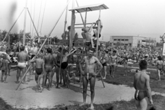 Magyarország, Budapest XIII., Dagály (Szabadság) fürdő., 1958, Chuckyeager tumblr, strand, bordásfal, gyűrű, tornaszer, fecskenadrág, Budapest, csípőre tett kéz, Fortepan #143926