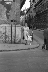 Hungary, Budapest VIII., Bródy Sándor utca, szemben a Puskin utca., 1957, Chuckyeager tumblr, street name sign, Budapest, hold hands, Fortepan #143951