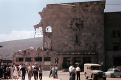 Észak-Macedónia, Szkopje, a felvétel az 1963. július 26-án bekövetkezett, a Richter-skála szerinti 6,1-es erősségű földrengés után készült. A vasútállomás mai napig megmaradt épületrésze, a földrengés pillanatában megállt órával., 1963, Chuckyeager tumblr, színes, óra, vasútállomás, földrengés, Fortepan #143955