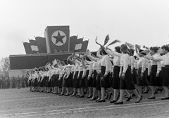 Magyarország, Budapest XIV., Ötvenhatosok tere (Felvonulási tér), május 1- i felvonulás, háttérben a dísztribün., 1960, Szent-tamási Mihály, fiatalság, felvonulás, május 1, vörös csillag, propaganda, Budapest, Fortepan #14397