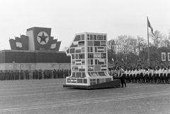 Magyarország, Budapest, Ötvenhatosok tere (Felvonulási tér), május 1- i felvonulás, háttérben a dísztribün., 1960, Szent-tamási Mihály, felvonulás, május 1, tribün, vörös csillag, pódiumautó, betolás, gyűjtemény, Fortepan #14398