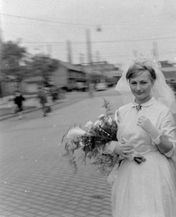 Magyarország, Budapest XXI., Szent Imre (Tanácsház) tér, háttérben a távolban a Csepel Vas- és Fémművek főkapuja., 1959, Szent-tamási Mihály, gyár, menyasszony, virágcsokor, Budapest, Fortepan #14400