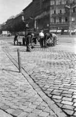 Magyarország, Budapest VI., Oktogon (November 7. tér)., 1959, Szent-tamási Mihály, lapát, talicska, Budapest, Fortepan #14408