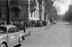 Magyarország, Budapest V., Alkotmány utca - Honvéd utca sarok., 1959, Szent-tamási Mihály, német gyártmány, Volkswagen-márka, automobil, GAZ M21 Volga, Volkswagen Bogár, Budapest, Fortepan #14419