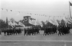 Magyarország, Budapest XIV., Ötvenhatosok tere (Felvonulási tér), május 1- i felvonulás, háttérben a dísztribün., 1960, Szent-tamási Mihály, felvonulás, május 1, olimpia, vörös csillag, melegítő, Budapest, olimpiai jelkép, Fortepan #14423