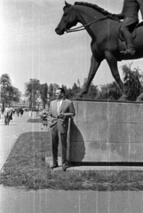 Magyarország, Budapest V., Dunakorzó - Wekerle Sándor (Szende Pál) utca sarok. Jobbra Pátzay Pál alkotása, Sportlovas (1954)., 1958, Szent-tamási Mihály, Budapest, zsebredugott kéz, férfi, dohányzás, talapzat, Fortepan #14426