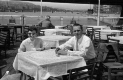 Magyarország, Budapest V., Kék Duna terasz. Kilátás a Széchenyi Lánchíd alatt a Kossuth híd felé., 1958, Szent-tamási Mihály, Kossuth híd, Budapest, napszemüveg, asztalterítő, Fortepan #14428