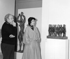 Magyarország, budai Vár, Budapest I., Budavári Palota (korábban Királyi Palota), Magyar Nemzeti Galéria. Jobbra Irene Papas görög színésznő, balra Makrisz Agamemnon szobrászművész, akinek életmű kiállításán készült a felvétel., 1978, Magyar Nemzeti Galéria/Adattári Gyűjtemény, Budapest, Fortepan #144408