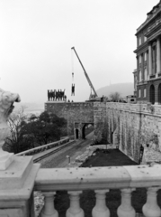 Magyarország, budai Vár, Budapest I., Budavári Palota (korábban Királyi Palota), Magyar Nemzeti Galéria. A felvétel Makrisz Agamemnon életmű kiállításakor készült, a háttérben a művész szobra., 1980, Magyar Nemzeti Galéria/Adattári Gyűjtemény, Budapest, Fortepan #144427