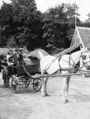 1947, Baráth Endre, carriage, tableau, Horse-drawn carriage, Fortepan #14475