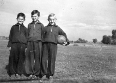 Hungary, Somló, 1958, Baráth Endre, tableau, boys, sweater, leather ball, Fortepan #14480