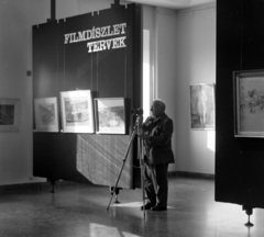 Magyarország, budai Vár, Budapest I., Budavári Palota (korábban Királyi Palota), Magyar Nemzeti Galéria. Trauner Sándor magyar származású francia festőművész, grafikus, jelmeztervező, Oscar-díjas díszlettervező. A felvétel a művész díszletterveiből, festményeiből összeállított kiállítás alkalmával készült, 1981, Magyar Nemzeti Galéria/Adattári Gyűjtemény, Budapest, Fortepan #145121