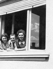 1946, Baráth Endre, tableau, smile, women, window, man, prop up on elbows, Fortepan #14535