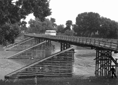 Hungary, Sárospatak, ideiglenes fahíd a Bodrog folyón., 1958, Baráth Endre, bus, wooden bridge, Fortepan #14540