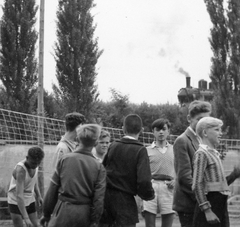 Magyarország, Szeged, Boldogasszony sugárút (Április 4. útja), MÁV nevelőintézet udvara, háttérben a Bánomkert sor mögötti vasúti töltés., 1956, Baráth Endre, sport, gőzmozdony, MÁV, vasút, fiatalság, Fortepan #14546