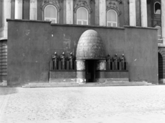 Magyarország, budai Vár, Budapest I., a Nemzeti Galéria bejárata előtt az 1911-es Torinoi Világkiállítás magyar pavilonjának rekonstruált kapuja. A bejárat két oldalán Ligeti Miklós három-három kőagyagból készült "hadúr" szobra. A hagymakupolát tartó félköríveken Attila lakomáját és Szent István koronázását ábrázoló eozinmázzal bevont kőagyag domborművek., 1986, Magyar Nemzeti Galéria/Adattári Gyűjtemény, Budapest, Fortepan #145562