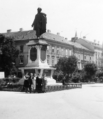 Magyarország, Sopron, Széchenyi tér, Széchenyi István szobrát Izsó Miklós gipszmintája alapján Mátrai Lajos György készítette (1897)., 1942, Sződy Maczó, szobor, csoportkép, Széchenyi István-ábrázolás, Fortepan #14567