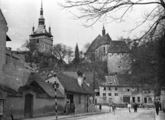 Romania,Transylvania, Sighişoara, háttérben az Óratorony és a Kolostor templom., 1958, Szent-tamási Mihály, street view, genre painting, clock tower, Fortepan #14591