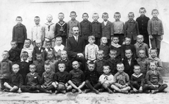 Hungary, Celldömölk, 1922, Baráth Endre, school, yard, class photo, tableau, man, teacher, barefoot, cross-legged sitting, Fortepan #14592