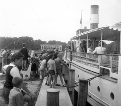 Magyarország,Balaton, Keszthely, kikötő. Ifjúgárda (eredetileg a V. számú dunai) csavargőzös., 1954, Baráth Endre, közlekedés, hajó, kirándulás, Ifjúgárda/V. hajó, Fortepan #14608