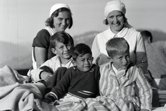 Austria, Stolzalpe, a szanatóriumban ápolt fiúk ápolónőikkel a teraszon., 1935, Sattler Katalin, nurse, nightgown, striped dress, Fortepan #146102