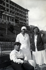 Austria, Stolzalpe, a szanatóriumban ápolt fiú ápolónőjével és édesanyjával, háttérben a kórház épülete., 1935, Sattler Katalin, nurse, Fortepan #146135