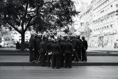 Magyarország, Budapest V., József nádor (József) tér, jobbra a József Attila (gróf Tisza István) utca. A felvétel III. Viktor Emánuel olasz király budapesti látogatása alkalmával, 1937. május 19-én készült., 1937, Sattler Katalin, rendőr, Budapest, Fortepan #146148