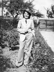 Hungary, Sopron, 1946, Baráth Endre, portrait, hat, tie, garden, lady, pantsuit, Fortepan #14615