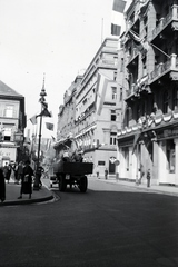 Magyarország, Budapest V., József Attila (gróf Tisza István) utca a Széchenyi István (Ferenc József) tér felé nézve, balra a József nádor (József) tér, jobbra a Nádor utca. A felvétel III. Viktor Emánuel olasz király budapesti látogatása alkalmával, 1937. május 19-én készült., 1937, Sattler Katalin, Budapest, Fortepan #146150