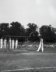 Magyarország,Szentendrei-sziget, Tahitótfalu, a Budapesten működő német birodalmi iskola sportrendezvénye a Pokol csárda melletti sportpályán., 1939, Sattler Katalin, torna, párhuzamos korlát, Fortepan #146165