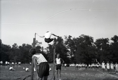 Magyarország,Szentendrei-sziget, Tahitótfalu, a Budapesten működő német birodalmi iskola sportrendezvénye a Pokol csárda melletti sportpályán., 1939, Sattler Katalin, torna, párhuzamos korlát, magasugrás, Fortepan #146167