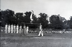 Magyarország,Szentendrei-sziget, Tahitótfalu, a Budapesten működő német birodalmi iskola sportrendezvénye a Pokol csárda melletti sportpályán., 1939, Sattler Katalin, torna, párhuzamos korlát, mutatvány, Fortepan #146168