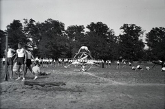 Magyarország,Szentendrei-sziget, Tahitótfalu, a Budapesten működő német birodalmi iskola sportrendezvénye a Pokol csárda melletti sportpályán., 1939, Sattler Katalin, Rhönrad, ördögkerék, Fortepan #146169