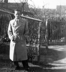 1947, Baráth Endre, gentleman, fence, glasses, hands in pockets, trench coat, Fortepan #14617