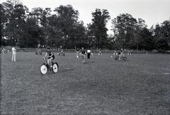 Magyarország,Szentendrei-sziget, Tahitótfalu, a Budapesten működő német birodalmi iskola sportrendezvénye a Pokol csárda melletti sportpályán., 1939, Sattler Katalin, kerékpár, Fortepan #146185