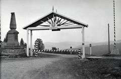 Ukrajna,Kárpátalja, Vereckei-hágó, lengyel-magyar határ, a Millennium idején felállított emlékobeliszk (1950-ben elbontották) és a győzelmi kapu., 1939, Sattler Katalin, kapu, határállomás, sorompó, zászlórúd, obeliszk, Fortepan #146204