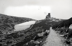 Szlovákia, Magas-Tátra, Kőpataki tó, a Tátralomnicról induló lanovka végállomása és az Encián szálló., 1939, Sattler Katalin, ösvény, tengerszem, Fortepan #146223