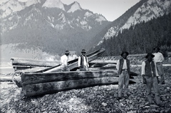 Szlovákia,Lengyelország, Pienineki Nemzeti Park, Alsólehnic, tutajosok a Dunajec folyó partján Vöröskolostor településrésznél. Háttérben a Trzy Korony csúcs., 1941, Sattler Katalin, Fortepan #146233