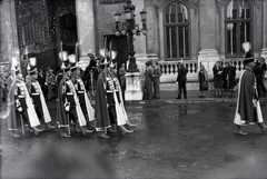 Magyarország, budai Vár, Budapest I., Szent György tér, a koronaőrség díszmenete augusztus 20-án a Királyi Palota (később Budavári Palota) főkapujánál., 1940, Sattler Katalin, víbárd, koronaőrség, Budapest, Fortepan #146255