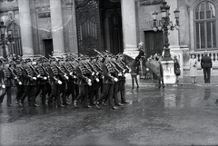 Magyarország, budai Vár, Budapest I., Szent György tér, a testőrség díszmenete augusztus 20-án a Királyi Palota (később Budavári Palota) főkapujánál., 1940, Sattler Katalin, rendőr, testőr, lovasrendőr, Budapest, Fortepan #146257