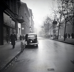 Magyarország, Budapest VI., Andrássy út az Oktogon felé nézve, balra a Csengery utca., 1940, Sattler Katalin, Budapest, kerékpár, Fortepan #146279