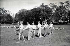 Magyarország,Szentendrei-sziget, Tahitótfalu, a Budapesten működő német birodalmi iskola sportrendezvénye a Pokol csárda melletti sportpályán., 1941, Sattler Katalin, kötélhúzás, libasor, Fortepan #146318